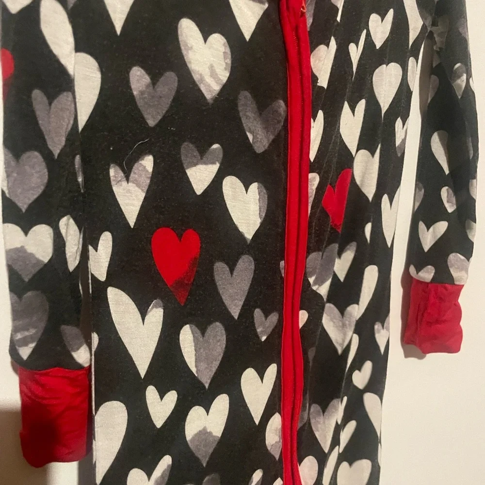 Little Sleepies Monochrome Hearts Zippy‎
